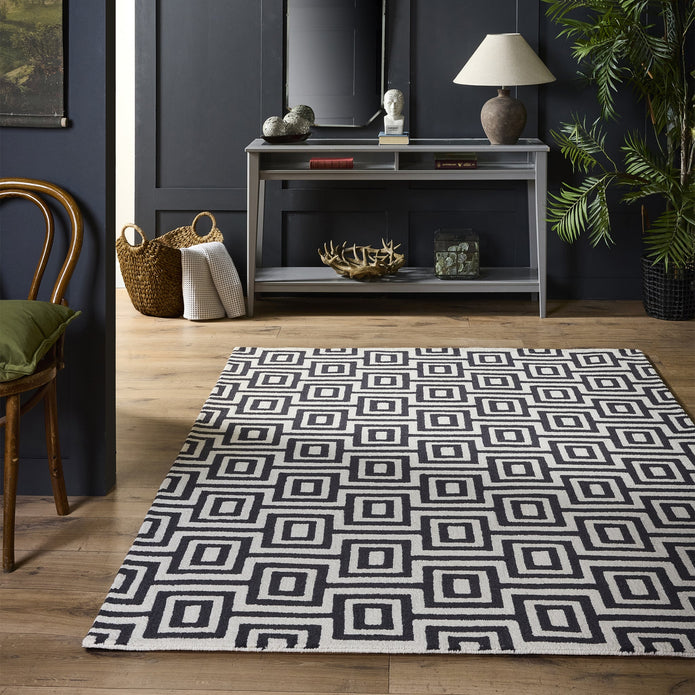 Origins Labyrinth Black/White - handmade