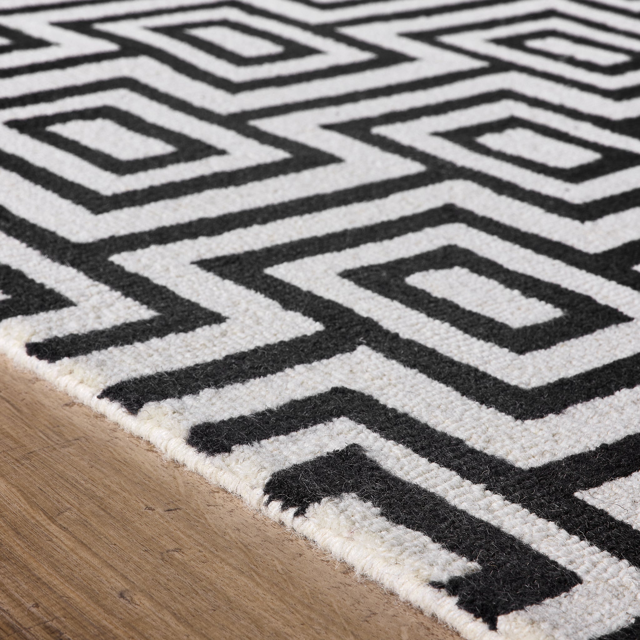 Origins Labyrinth Black/White - handmade